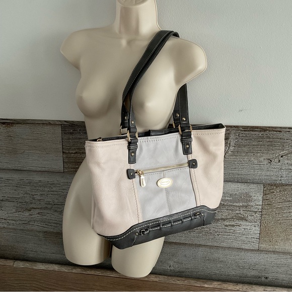 Concept purse with power bank charger inside. - Picture 2 of 9